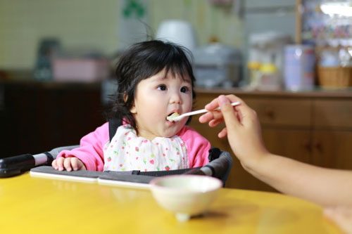 Vi khuẩn HP có thể lây nhiễm cho trẻ khi sử dụng chung đồ dùng ăn uống