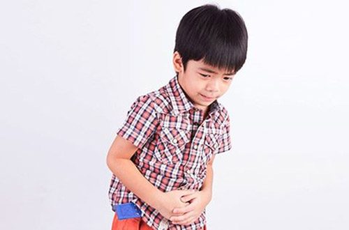 Trẻ bị nhiễm vi khuẩn HP sẽ có các triệu chứng đau bụng, ăn uống kém