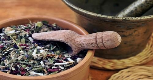 Người bệnh cần kiên trì sử dụng bài thuốc đông y trong thời gian dài mới có thể chữa viêm loét dạ dày