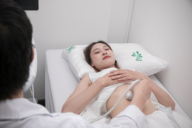 Để biết mình có mang thai hay không, chị em nên tới viện thăm khám