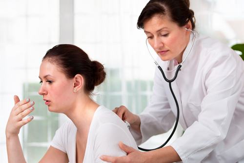 Bạn nên đến cơ sở chuyên khoa để thăm khám khi có dấu hiệu ho ra máu