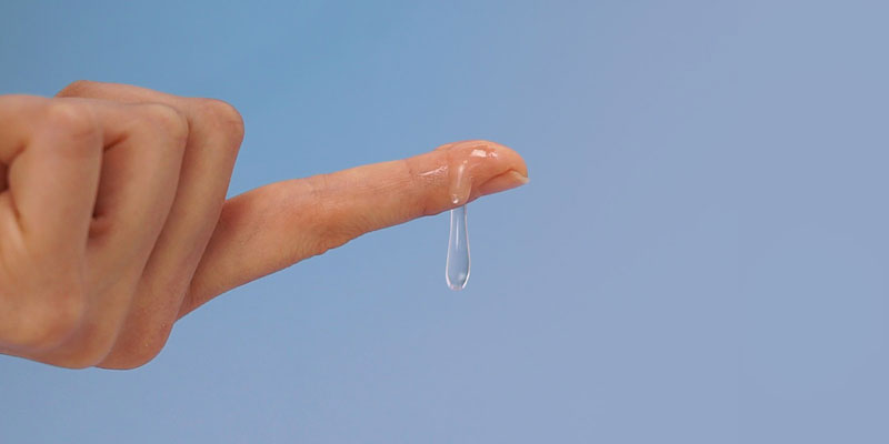 Khí hư ra nhiều loãng như nước là hiện tượng khiến nhiều chị em lo lắng khi gặp phải