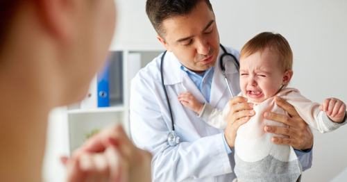 Cha mẹ cần đưa bé đi khám để được chẩn đoán chính xác tình trạng sức khỏe và có biện pháp điều trị phù hợp