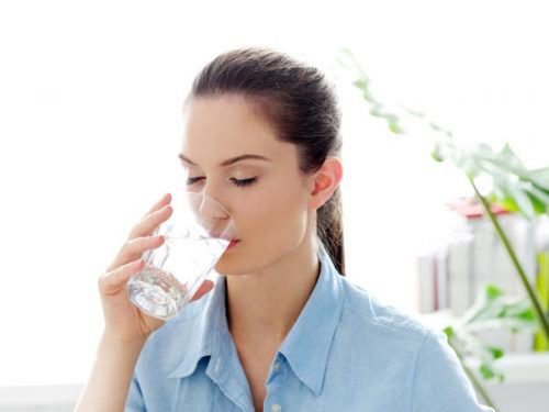 Trước khi nội soi dạ dày bạn có thể uống ít nước nhưng không nên uống nhiều