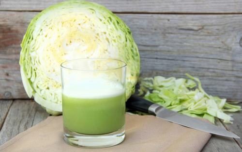 Bắp cải chứa nhiều nước nên việc xay bắp cải thành nước uống sinh tố sẽ có công dụng điều trị nóng dạ dày.