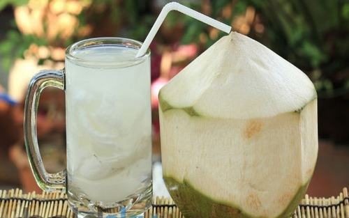 Nước dừa có tính mát cũng giúp khắc phục tình trạng nóng dạ dày nhanh chóng, hiệu quả.