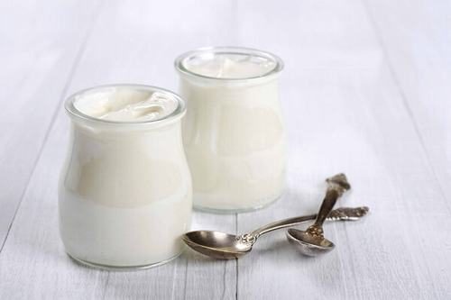 Sữa chua chứa men vi sinh kích thích nhu động ruột và cung cấp lượng vi khuẩn tốt cho đại tràng, ngăn ngừa bệnh tiến triển.