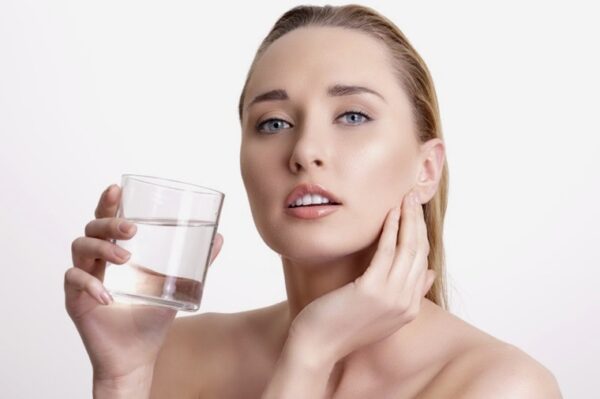 Uống đủ nước giúp làm đẹp da 