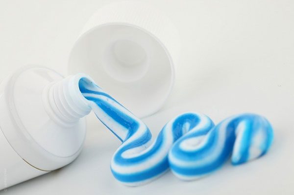 Trong kem có các thành phần làm se và dịu mát da, vì thế bôi kem đánh răng lên chỗ bị đứt tay sẽ cầm được máu và giảm đau xót chỗ vết thương vô cùng hữu hiệu