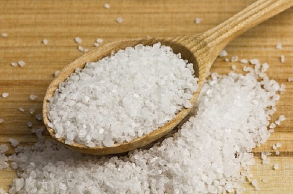 Hãy nhúm ngay một ít muối đắp vào vết thương, muối tuy có làm vết thương hơi xót, nhưng vết thương sẽ ngừng chảy máu và được sát khuẩn tuyệt đối.