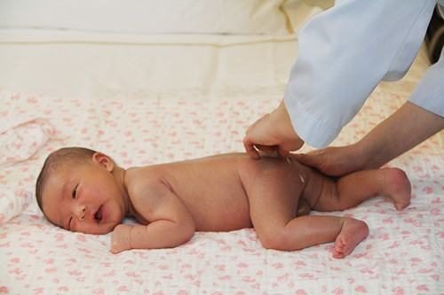 Cha mẹ cần đưa bé đi khám để được bác sĩ chẩn đoán và điều trị sớm bệnh