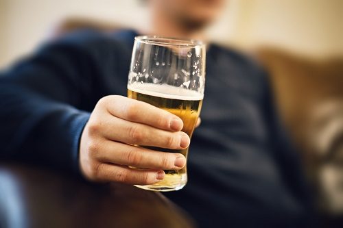 Thường xuyên sử dụng rượu bia cũng gây ra tình trạng sôi bụng liên tục