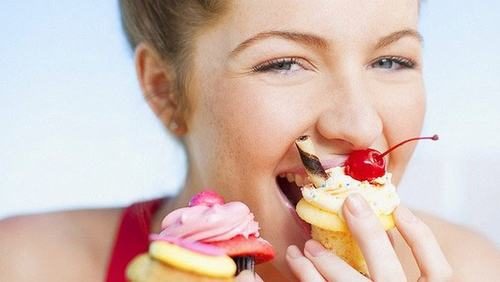 Để chữa bệnh xì hơi nhiều bạn cần hạn chế các thực phẩm ngọt như bánh, kẹo...