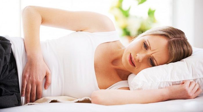 Xuất huyết âm đạo bất thường là dấu hiệu cảnh báo mang thai tử cung.