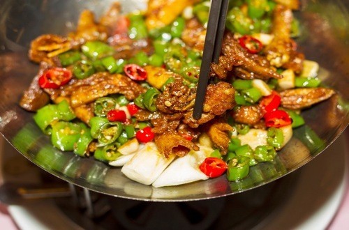 Các loại thực phẩm như gừng, ớt, hạt tiêu… thường có tính nóng gây kích thích niêm mạc dạ dày, ức chế quá trình giải độc của gan.  Do đó, nếu bị viêm gan B nên hạn chế ăn những thực phẩm này
