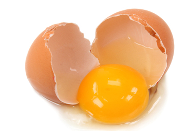 Cũng giống như nội tạng động vật, lòng đỏ trứng rất giàu cholesterol nên bạn chỉ nên ăn 1-2 quả trứng mỗi tuần.  Hoặc dùng lòng trắng trứng thay thế