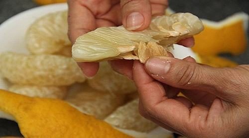 Trong hạt bưởi chứa nhiều hàm lượng chất tốt cho cơ thể nên được nhiều người sử dụng