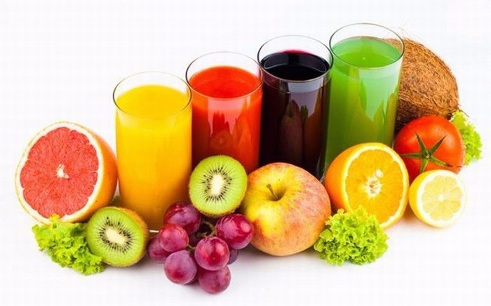 Uống nước ép hoa quả
