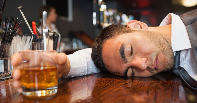 Người nghiện rượu, bia, thuốc lá cũng là nguyên nhân dẫn đến đột quỵ