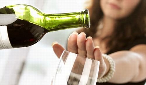 Người bệnh bị viêm đại tràng cần tránh uống rượu bia trong quá trình điều trị bệnh