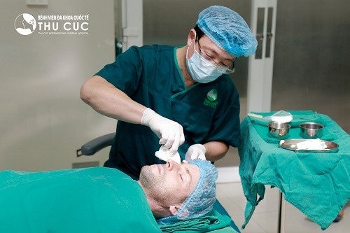 Phẫu thuật là phương pháp điều trị chính của phần lớn các trường hợp u lành tính vùng mũi xoang. Trong ảnh bác sĩ CKI Dương Văn Tiến đang tái khám, kiểm tra vết mổ cho người bệnh.
