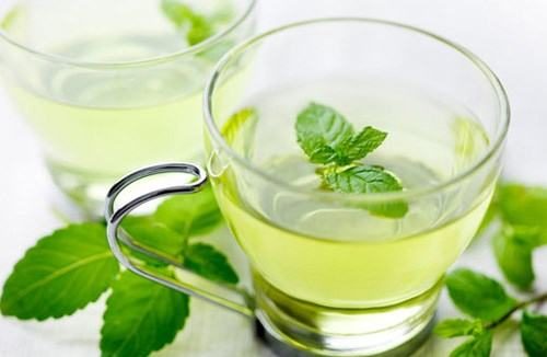 Khi bị ngộ độc thực phẩm bạn cũng có thể uống trà bạc hà sẽ giúp thư giãn các dây thần kinh