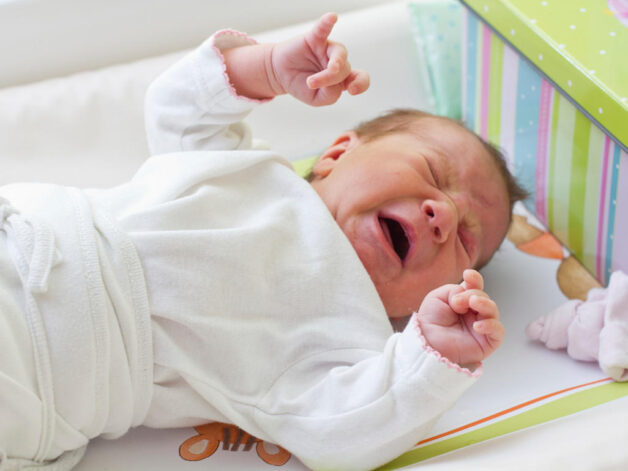Trẻ bị bệnh lồng ruột quấy khóc theo cơn