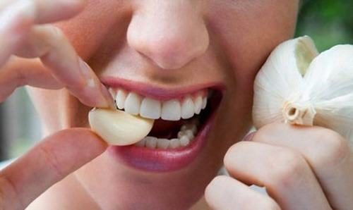Để chữa ngộ độc thực phẩm tại nhà người bệnh có thể sử dụng tỏi