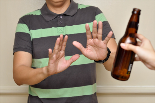 Người bệnh sau mổ viêm ruột thừa cần tránh các rượu bia, thuốc lá...