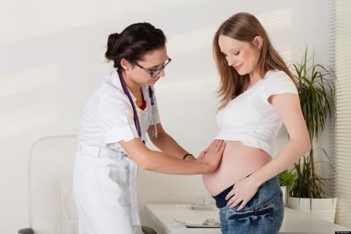 Đau bụng âm ỉ ảnh hưởng tới thai nhi nên chị em cần đi khám càng sớm càng tốt