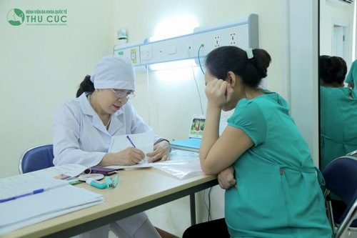 Chị em nên đến cơ sở y tế kiểm tra nếu thấy tình trạng đau bụng lâm râm kéo dài, đặc biệt là kèm theo chảy máu, chuột rút...