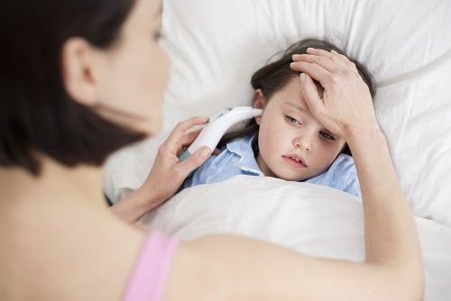Viêm ruột thừa cũng gây sốt, mệt mỏi, chán ăn cho trẻ