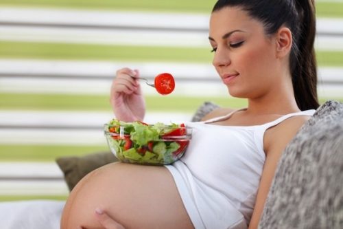 Chia nhỏ bữa ăn trong ngày và ăn uống đúng cách sẽ giúp kiểm soát tình trạng trào ngược dạ dày khi mang thai