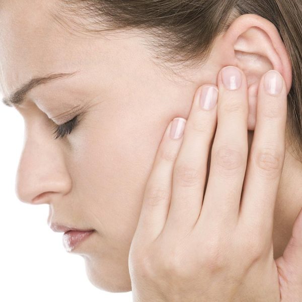 Triệu chứng ù tai có thể do một số vấn đề về thính giác, thậm chí liên quan đến suy giảm thính giác
