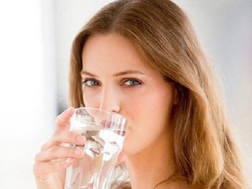 Để khắc phục tình trạng này người bệnh nên uống nhiều nước và tăng cường rau xanh
