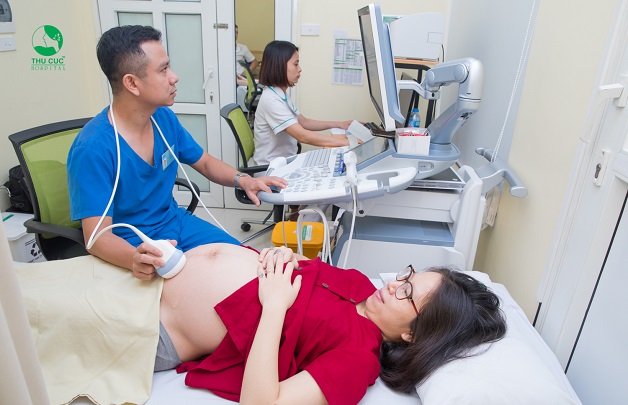 Nếu lỡ mang thai lần 2 sau lần sinh mổ thứ nhất 1 năm, mẹ bầu cần  tiến hành thăm khám thai định kì để hạn chế và phát hiện sớm những nguy hiểm nếu có
