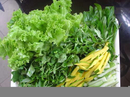 Người bệnh xuất huyết dạ dày cần tránh ăn rau sống và những thực phẩm chưa được chế biến chín kỹ. 