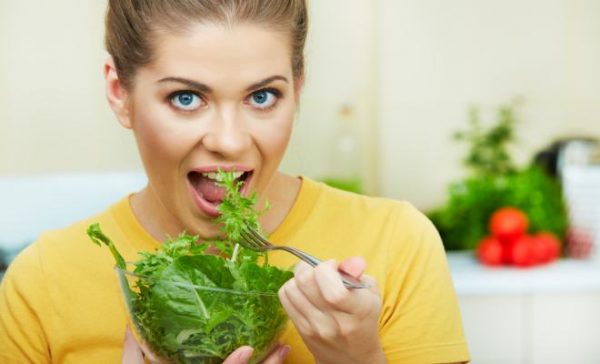 Để tránh mắc phải bệnh tiểu đường, bạn có thể làm các loại salad khác nhau để bổ sung vào khẩu phần ăn hàng ngày