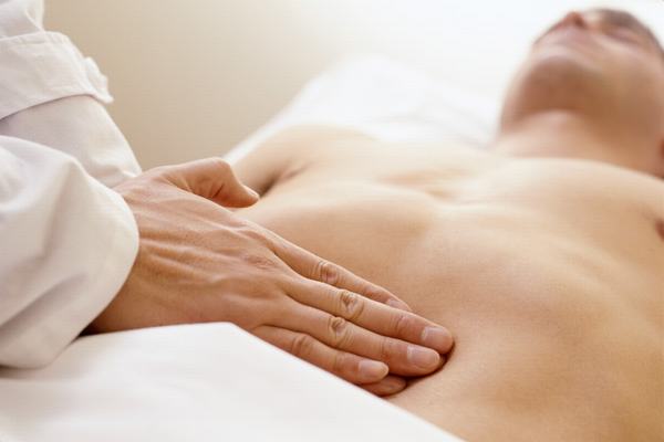 Người bệnh bị đau bụng dưới có thể là do mắc viêm ruột thừa hoặc hội chứng ruột kích thích...