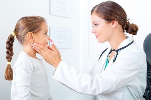 các dấu hiệu đau bụng do viêm ruột thừa thường là: có sốt nhẹ, nôn, trớ hay quấy khóc
