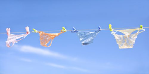 Sử dụng đồ lót khô ráo và chất liệu thoáng mát sẽ hạn chế nguy cơ ngứa vùng kín