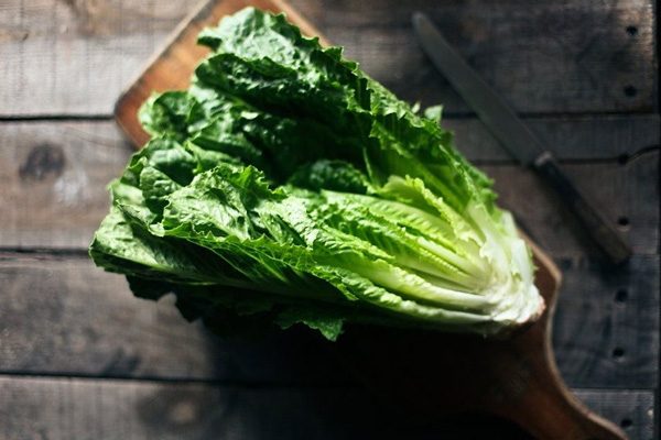 Rau lá xanh đạm màu là loại thực phẩm giàu vitamin A, K, khoáng chất đảm bảo hoạt động tuyến giáp