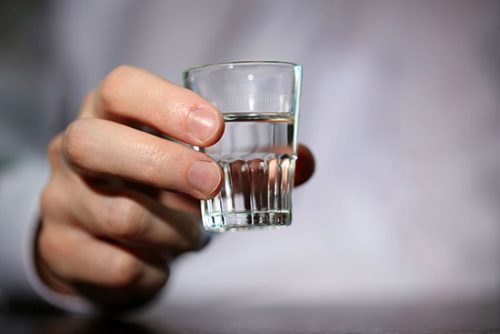Sau mổ ruột thừa, người bệnh tuyệt đối không được sử dụng các chất kích thích như rượu bia, cà phê, thuốc lá, nước có ga, nước tăng lực...