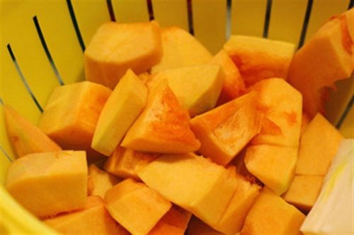 Thực phẩm giàu beta-caroten giúp vết thương sau mổ ruột thừa mau lành, không bị nhiễm trùng. Người bệnh nên ăn nhiều bí đỏ, khoai lang, cà rốt, đu đủ,…