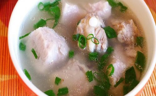 Các thức ăn cứng, dai cần nhai nhiều như xương động vật, trái cây khô... không tốt cho bệnh nhân mổ viêm ruột thừa.