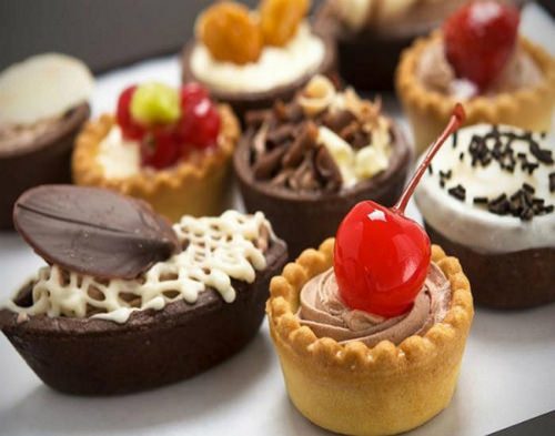 Bánh kẹo, nước ngọt, mứt, kem,… dễ khiến vết thương mới mổ bị nhiễm trùng, bệnh nhân cũng rất dễ bị tiêu chảy khi ăn các thức ăn này nên cần hạn chế.