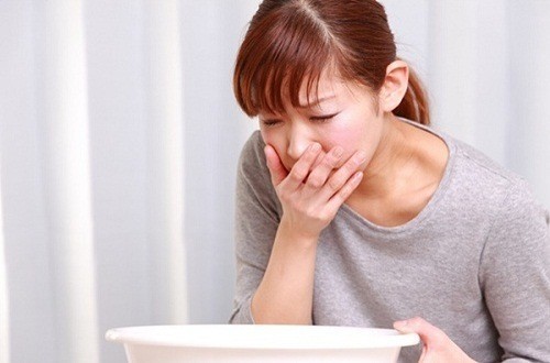 Nôn ra một ít máu có thể là dấu hiệu cảnh báo bệnh giãn tĩnh mạch thực quản