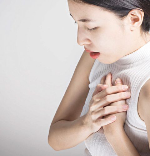 Đau tức ngực, ợ nóng, ợ chua là một trong những triệu chứng của viêm thực quản trào ngược không thể bỏ qua. Ảnh minh họa