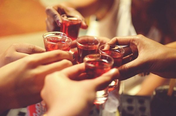 Bệnh nhân xơ gan cần tuyệt đối tránh rượu bia
