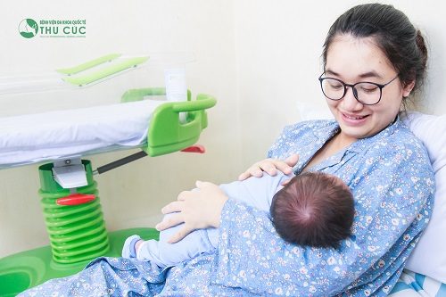 Mẹ uống đủ nước để có sữa cho con.